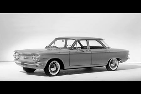 1960年 GM初の空冷エンジン採用の“シボレー・コルベア”を発表