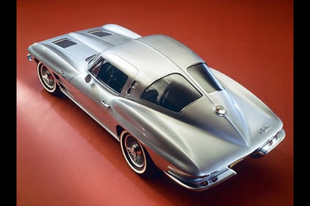 1963年 “コルベット・スティングレイ”を発表
