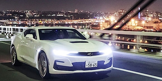 夜のドライブも映える 新型「カマロ SS」の存在感