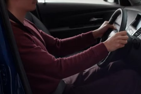 正しいドライビングポジションは